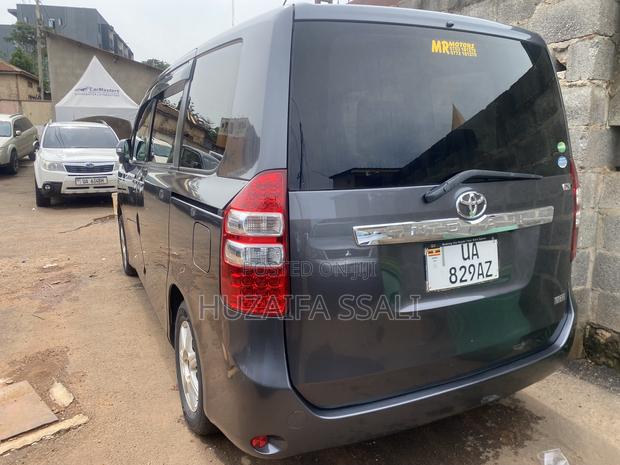 Toyota Noah 2012 Gray