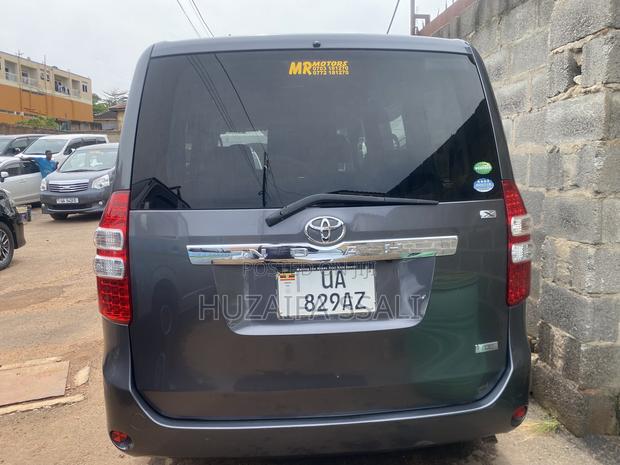 Toyota Noah 2012 Gray