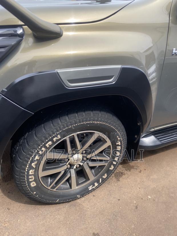 Toyota Hilux 2018 Gray