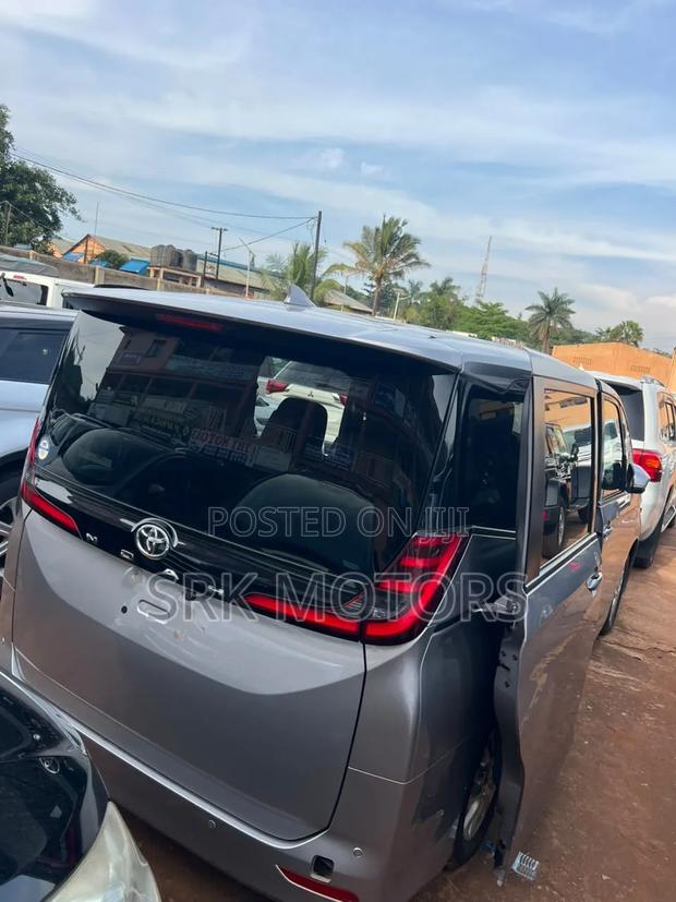 Toyota Noah 2.0 AWD (8 Seater) 2020