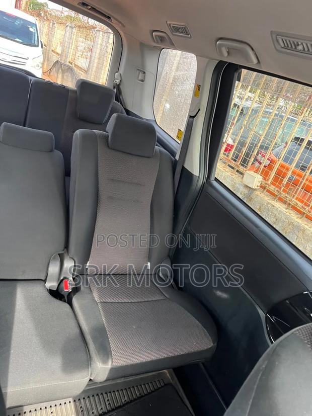 Toyota Noah 2.0 AWD (7 Seater) 2017 White