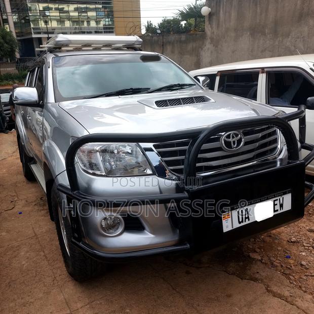 Toyota Hilux 2.5 D-4D 4X4 SRX 2011 Silver