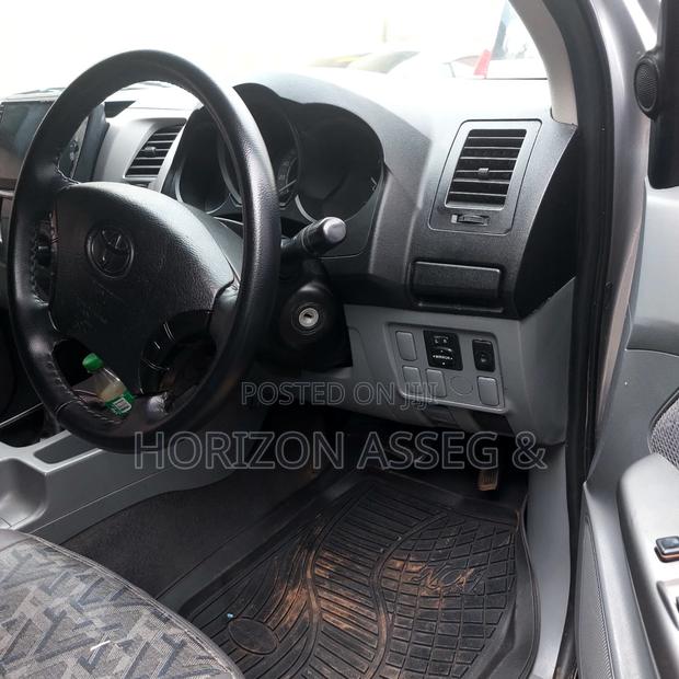 Toyota Hilux 2.5 D-4D 4X4 SRX 2011 Silver