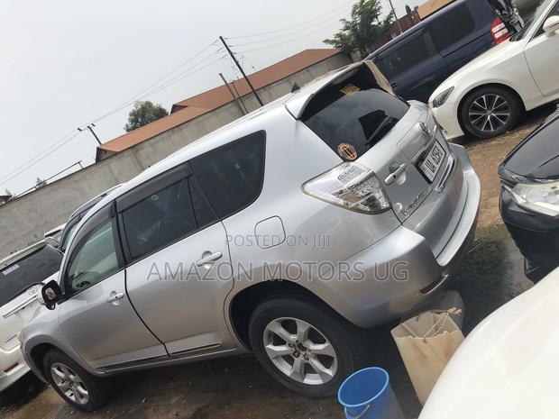 Toyota Vanguard 2011 Silver