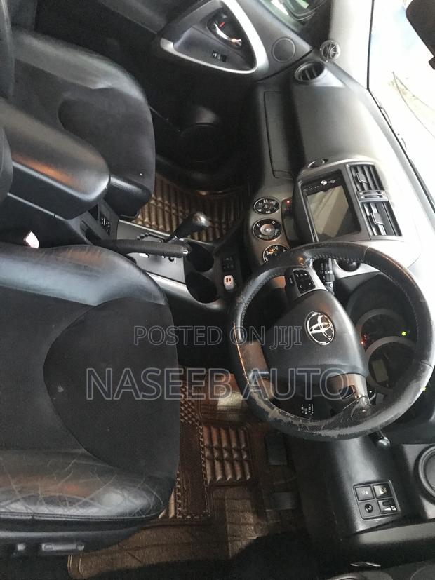 Toyota Vanguard 2010 White