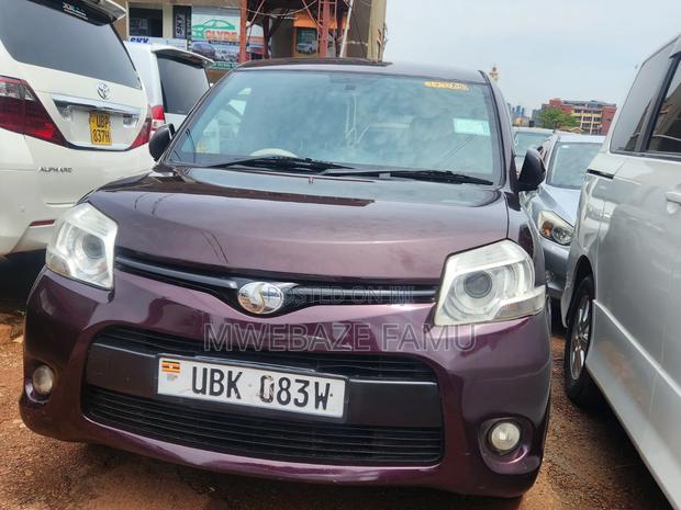 Toyota Sienta 2012 Brown