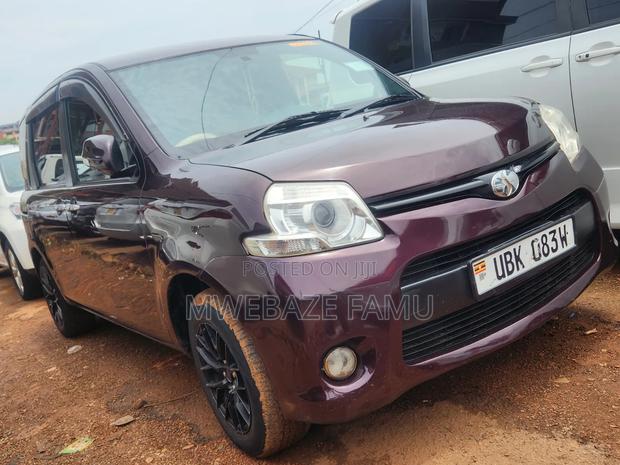 Toyota Sienta 2012 Brown