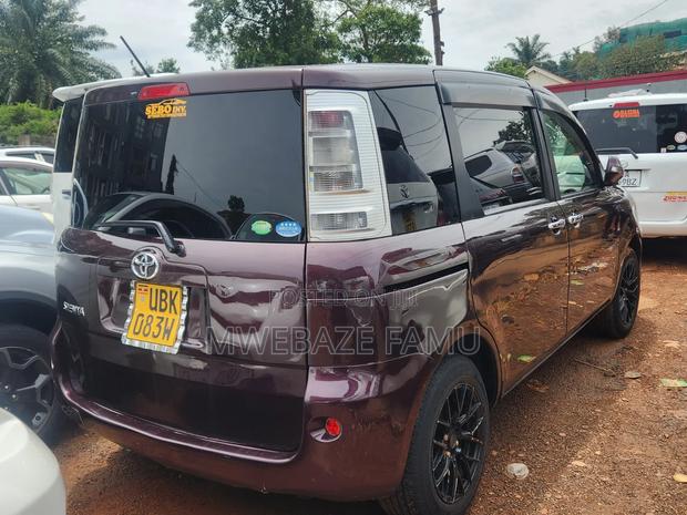 Toyota Sienta 2012 Brown