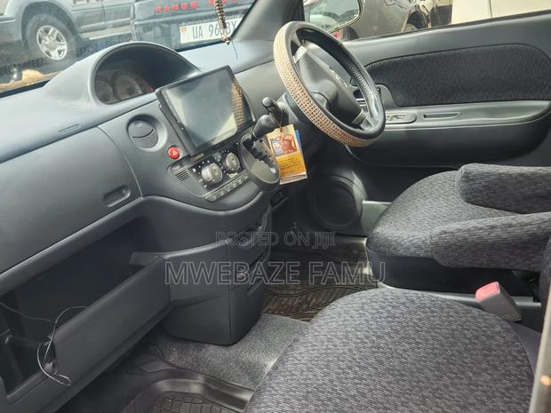 Toyota Sienta 2012 Brown