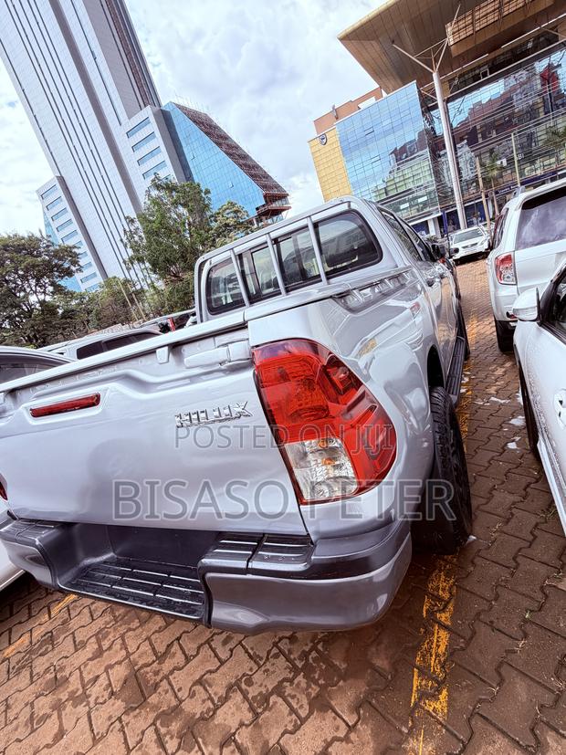 Toyota Hilux 2021 Silver