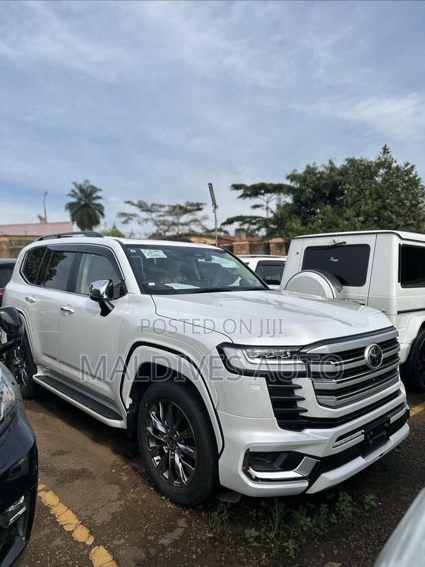 Toyota Land Cruiser LC300 2025 White