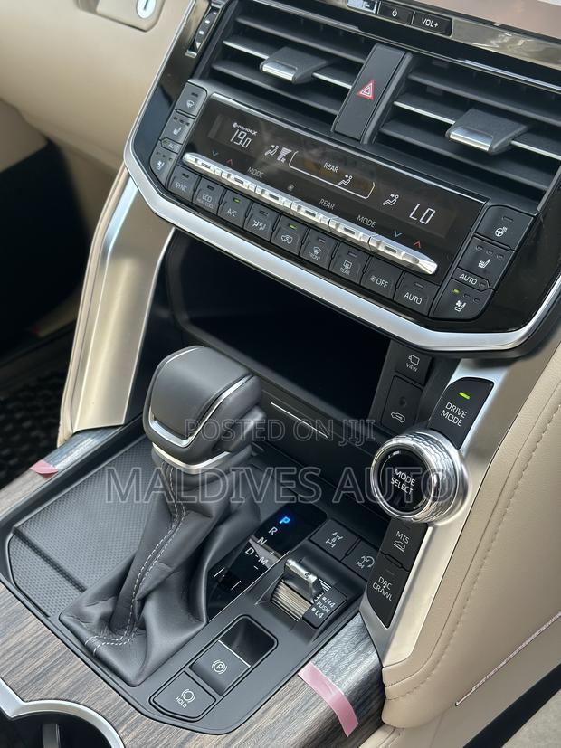 Toyota Land Cruiser LC300 2025 White