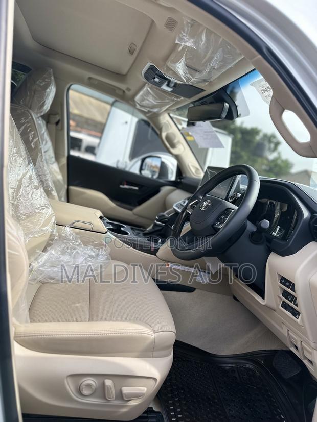 Toyota Land Cruiser LC300 2025 White