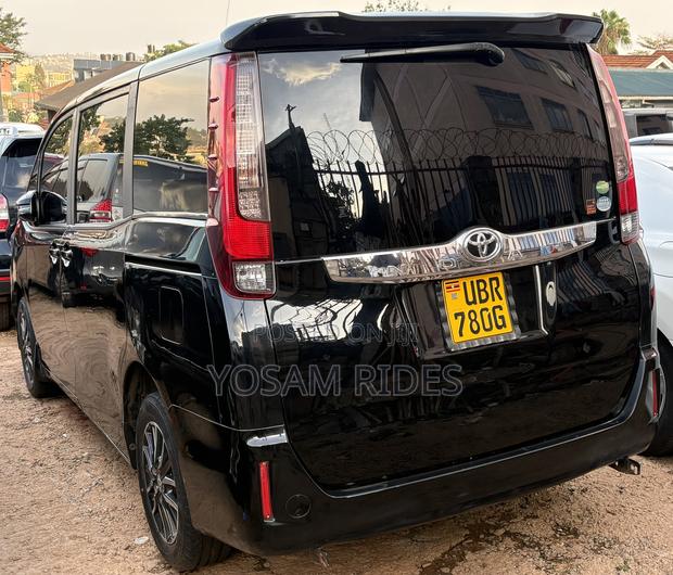 Toyota Noah 2.0 FWD (7 Seater) 2015 Black
