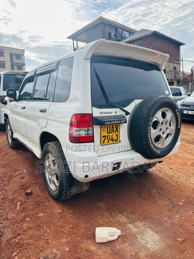 Mitsubishi Pajero 2001 White