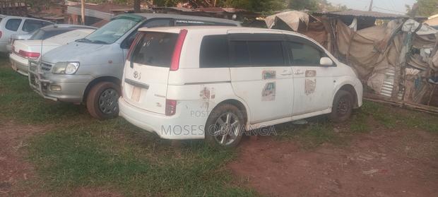 Toyota ISIS 2005 White