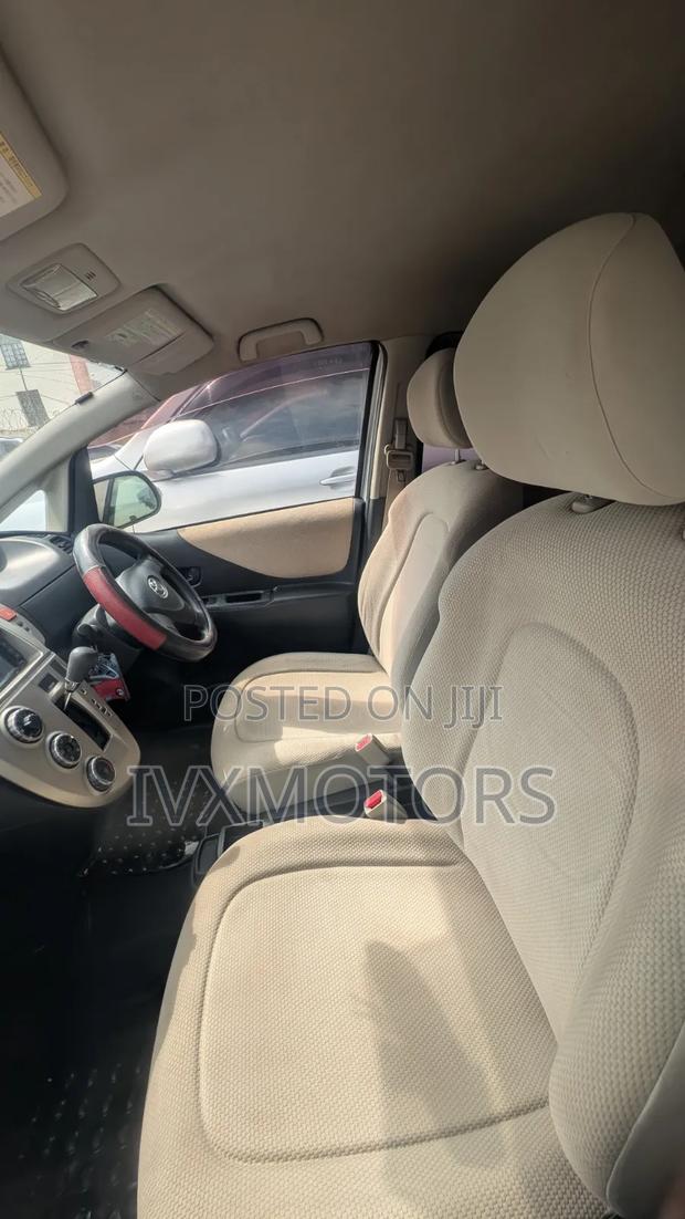 Toyota Ractis 1.3 FWD 2009 Silver