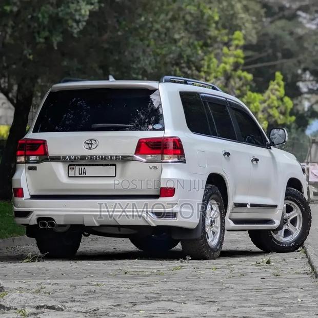 Toyota Land Cruiser 4.6 V8 ZX 2018 White