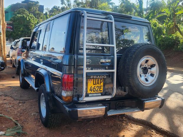 Toyota Land Cruiser 2000 Gray