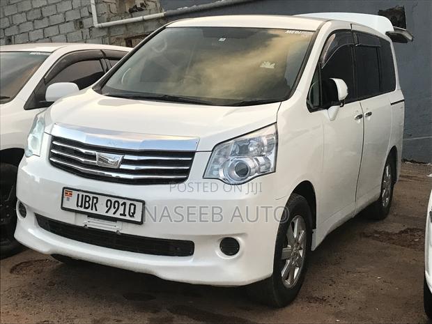 Toyota Noah 2010 White