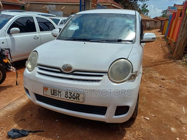 Toyota Sienta 2006 White