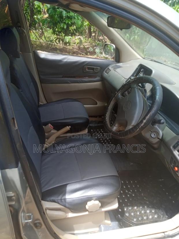 Toyota Gaia 2002 Silver