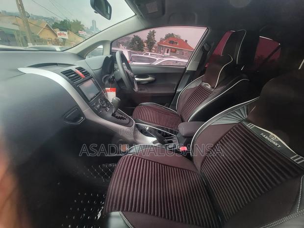 Toyota Auris 2010 Silver
