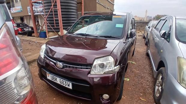 Toyota Sienta 2012