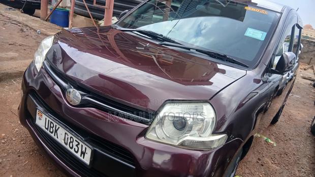 Toyota Sienta 2012