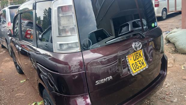 Toyota Sienta 2012