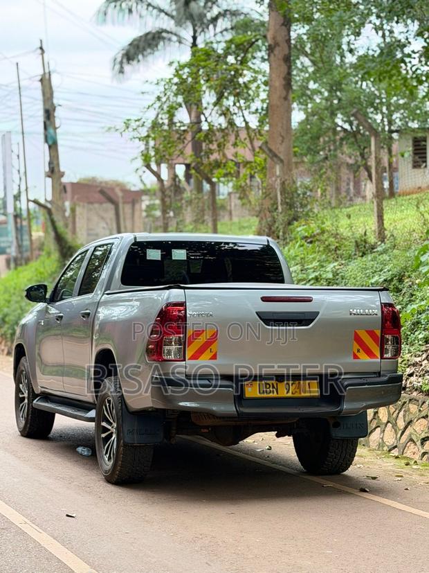 Toyota Hilux 2022 Silver
