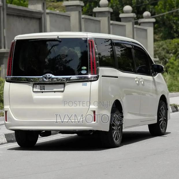 Toyota Noah 2.0 AWD (8 Seater) 2018 White