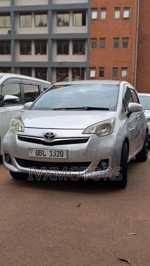 Toyota Ractis 1.3 FWD 2011 Silver