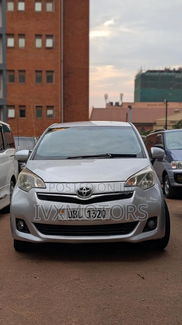 Toyota Ractis 1.3 FWD 2011 Silver