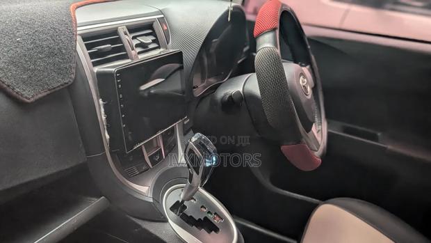 Toyota Ractis 1.3 FWD 2011 Silver