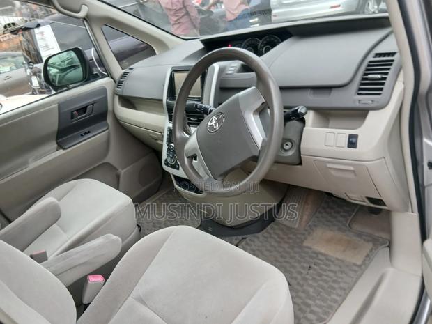 Toyota Noah 2011 Silver
