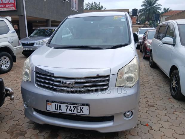 Toyota Noah 2011 Silver