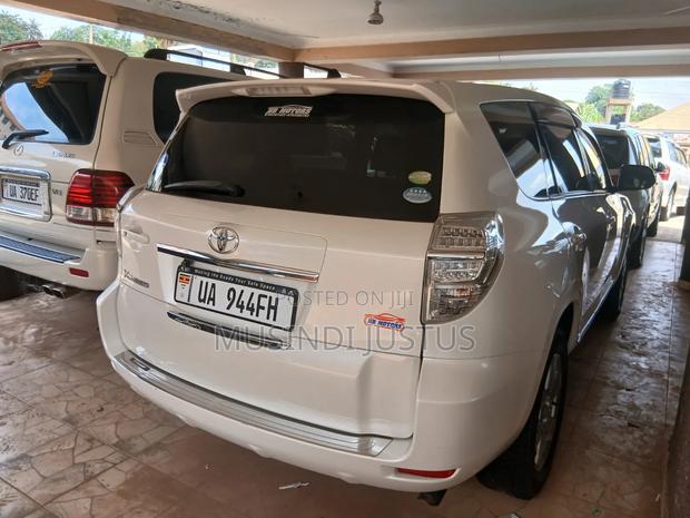 Toyota Vanguard 2011 White