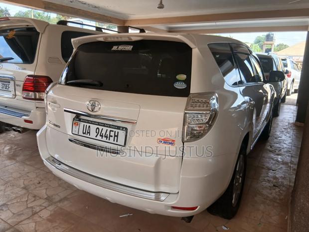 Toyota Vanguard 2011 White