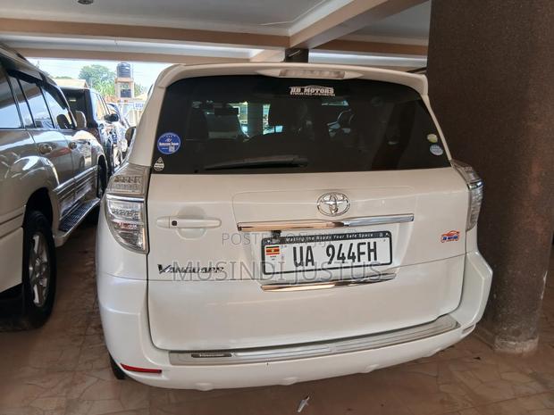 Toyota Vanguard 2011 White