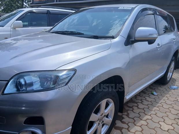 Toyota Vanguard 2011 Silver