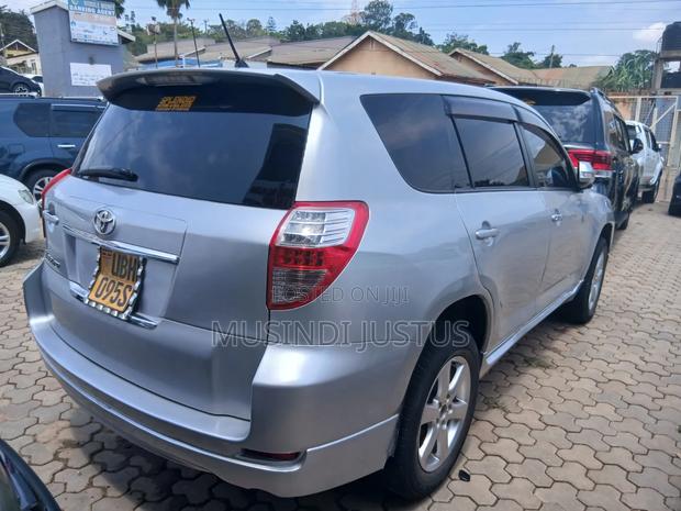 Toyota Vanguard 2011 Silver