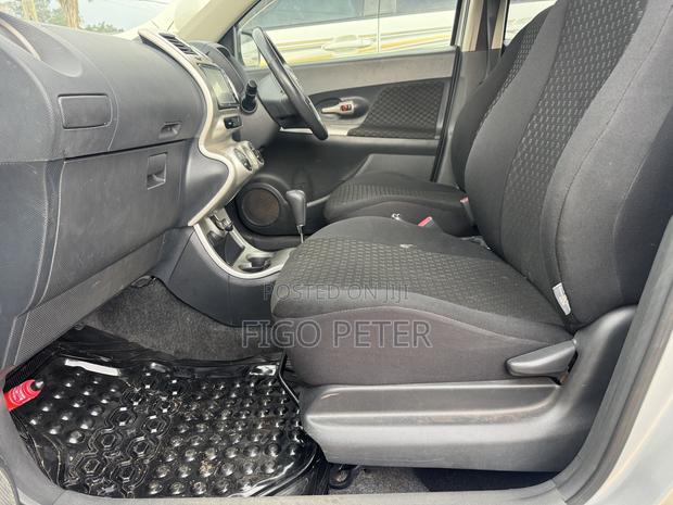 Toyota IST 2010 Silver