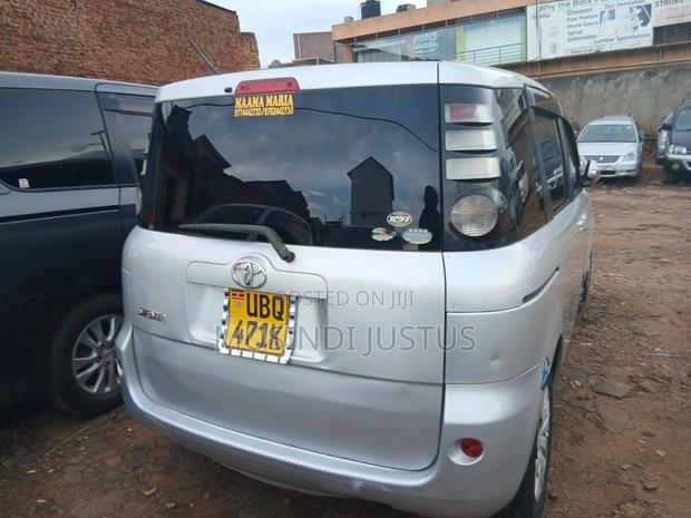 Toyota Sienta 2009 Silver