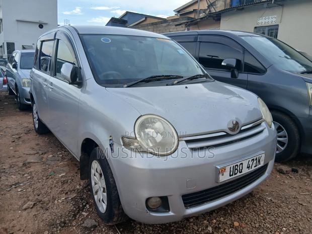 Toyota Sienta 2009 Silver