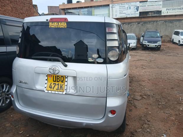 Toyota Sienta 2009 Silver