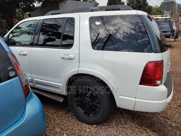 Ford Explorer 2004 White