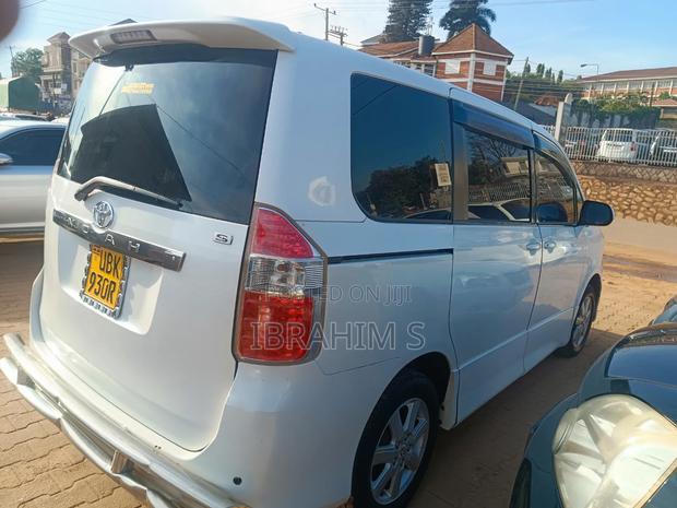 Toyota Noah 2009 White