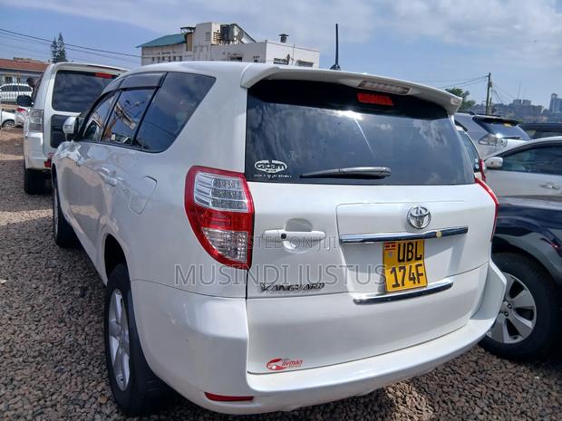 Toyota Vanguard 2011 White