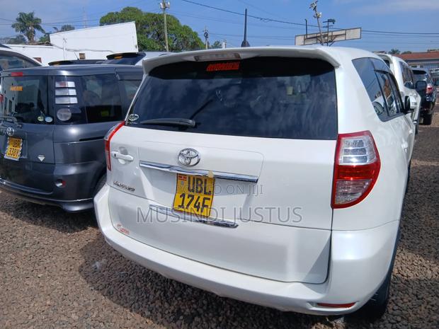 Toyota Vanguard 2011 White